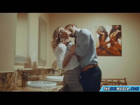 ❤️ Вақте ки як малламуй busty шумо дар як ҳоҷатхона ҷамъиятӣ seduces ️ Шлюсҳо дар tg.pornpictureshq.ru ️❤